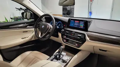 BMW 530e iPerformance — Berline hybride rechargeable, consommation exceptionnelle — fianco