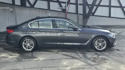 BMW 530e iPerformance — Berline hybride rechargeable, consommation exceptionnelle — vista posteriore