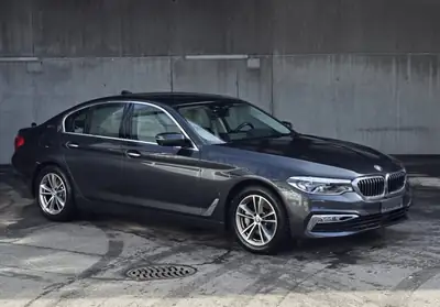 BMW 530e iPerformance — Berline hybride rechargeable, consommation exceptionnelle — vista esterna