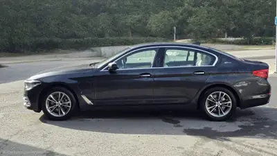 BMW 530e iPerformance — Berline hybride rechargeable, consommation exceptionnelle — interni