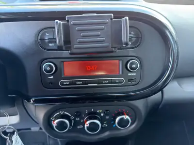 Renault Twingo 0.9 Intens — Petite citadine dynamique, faible kilométrage et équipée — Thumbnail 15