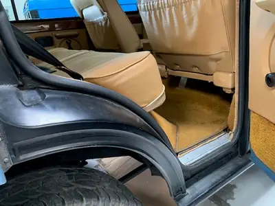 Land Rover Range Rover 3.5 DL 1981 — L'un des premiers 5-portes en Suisse, boîte manuelle d'époque — Miniature 8
