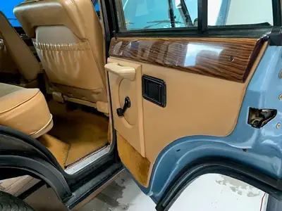 Land Rover Range Rover 3.5 DL 1981 — L'un des premiers 5-portes en Suisse, boîte manuelle d'époque — Miniature 9