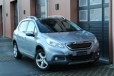 Peugeot 2008 1.2 PureTech Féline — SUV Compact Fiable, Toit Panoramique & Équipements Premium — arrière