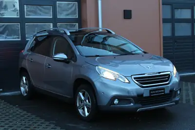 Peugeot 2008 1.2 PureTech Féline — SUV Compact Fiable, Toit Panoramique & Équipements Premium — côté