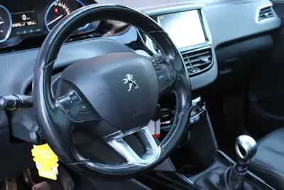 Peugeot 2008 1.2 PureTech Féline — SUV Compact Fiable, Toit Panoramique & Équipements Premium — Miniature 8