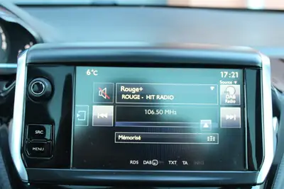 Peugeot 2008 1.2 PureTech Féline — SUV Compact Fiable, Toit Panoramique & Équipements Premium — Miniature 14