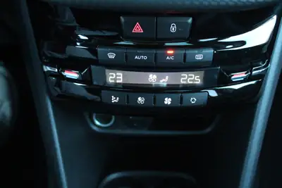 Peugeot 2008 1.2 PureTech Féline — SUV Compact Fiable, Toit Panoramique & Équipements Premium — Miniature 13