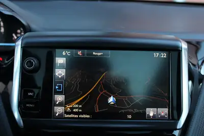 Peugeot 2008 1.2 PureTech Féline — SUV Compact Fiable, Toit Panoramique & Équipements Premium — Miniature 16