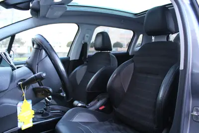 Peugeot 2008 1.2 PureTech Féline — SUV Compact Fiable, Toit Panoramique & Équipements Premium — Miniature 18