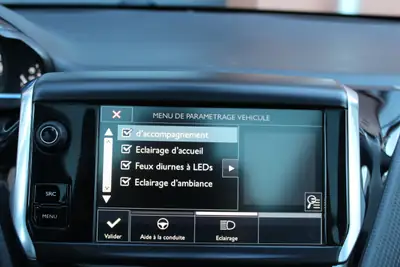 Peugeot 2008 1.2 PureTech Féline — SUV Compact Fiable, Toit Panoramique & Équipements Premium — Miniature 17