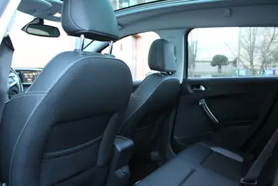 Peugeot 2008 1.2 PureTech Féline — SUV Compact Fiable, Toit Panoramique & Équipements Premium — Miniature 20