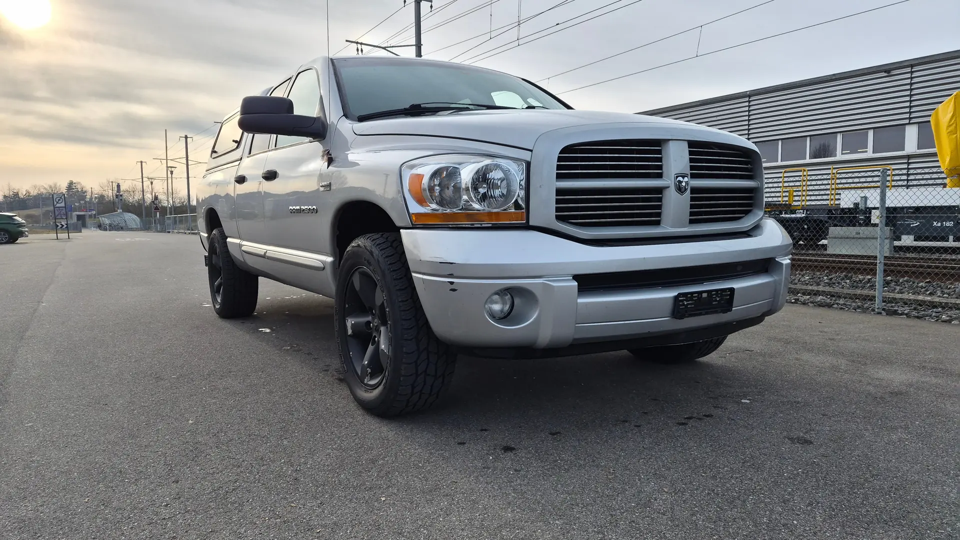 Dodge Ram 2500 — Pickup américain robuste, entretien récent complet — vista esterna