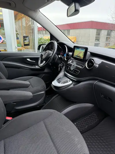 Mercedes-Benz V 250 d – Le monospace premium all-terrain — dashboard
