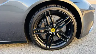 Ferrari FF 6.3 V12 4WD — Gran Turismo légendaire, 660 ch et garantie constructeur active — Thumbnail 13
