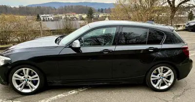BMW M135i xDrive Steptronic — Berline sportive 320 ch, transmission intégrale automatique — côté