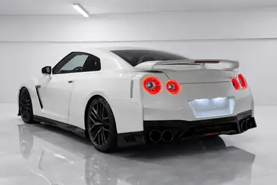 Nissan GT-R R35 — Légendaire coupé sportif, facelift OEM et échappement Milltek — fianco