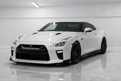 Nissan GT-R R35 — Légendaire coupé sportif, facelift OEM et échappement Milltek — vista esterna