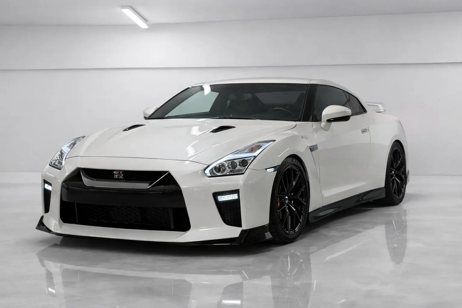 Nissan GT-R R35 — Légendaire coupé sportif, facelift OEM et échappement Milltek — vista esterna