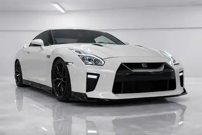 Nissan GT-R R35 — Légendaire coupé sportif, facelift OEM et échappement Milltek — interni