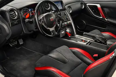 Nissan GT-R R35 — Légendaire coupé sportif, facelift OEM et échappement Milltek — cruscotto