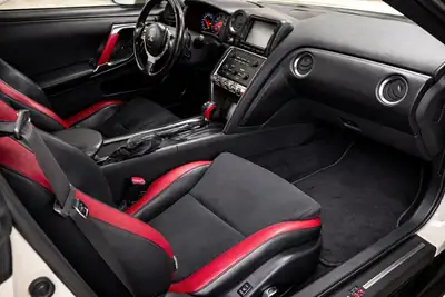 Nissan GT-R R35 — Légendaire coupé sportif, facelift OEM et échappement Milltek — dettaglio