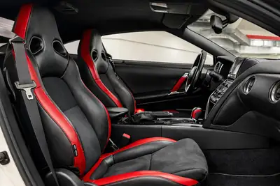 Nissan GT-R R35 — Légendaire coupé sportif, facelift OEM et échappement Milltek — Miniatura 7