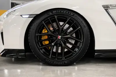 Nissan GT-R R35 — Légendaire coupé sportif, facelift OEM et échappement Milltek — Miniatura 9