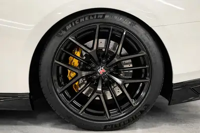 Nissan GT-R R35 — Légendaire coupé sportif, facelift OEM et échappement Milltek — Miniatura 10