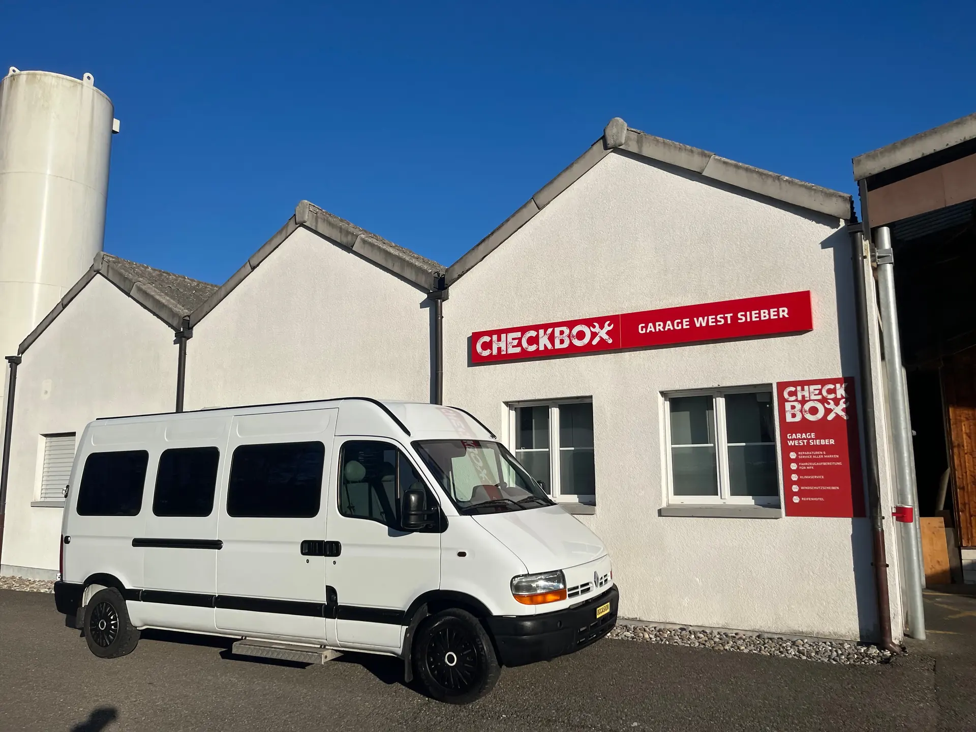 Renault Master T35-115 2.5 dCi — Minibus 9 places polyvalent, parfait pour transport et logistique — vue extérieure