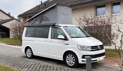 VW T6 California Beach TDI — Camping-car aménagé, suspension premium et technologie Alpine — Seitenansicht