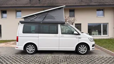 VW T6 California Beach TDI — Camping-car aménagé, suspension premium et technologie Alpine — Außenansicht