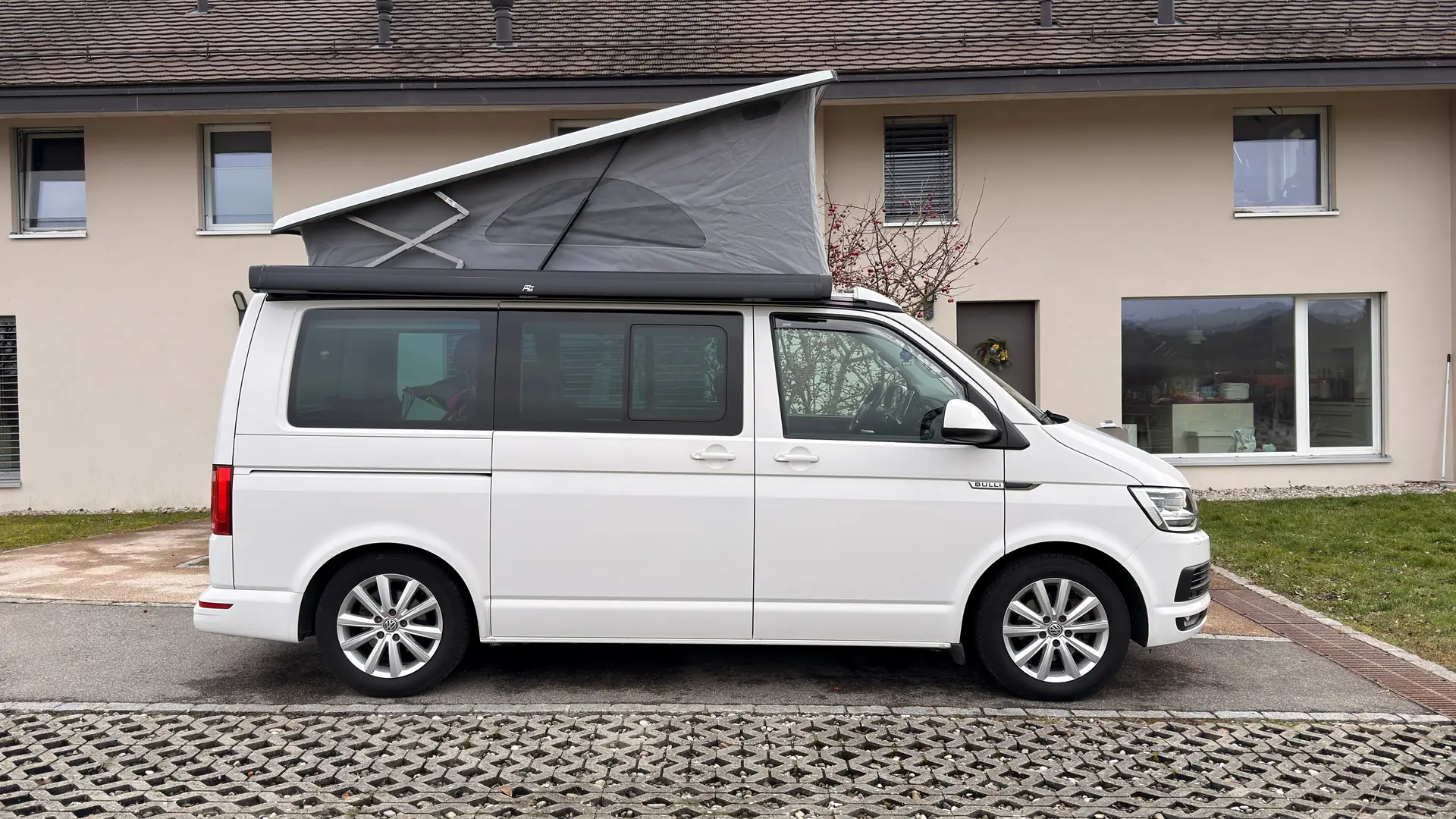 VW T6 California Beach TDI — Camping-car aménagé, suspension premium et technologie Alpine — Außenansicht