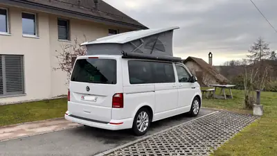 VW T6 California Beach TDI — Camping-car aménagé, suspension premium et technologie Alpine — Heckansicht