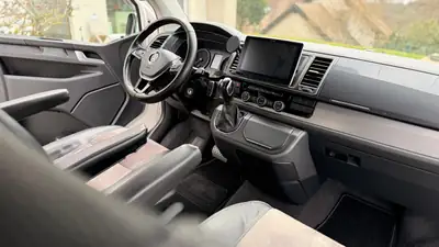 VW T6 California Beach TDI — Camping-car aménagé, suspension premium et technologie Alpine — Armaturenbrett