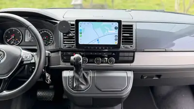 VW T6 California Beach TDI — Camping-car aménagé, suspension premium et technologie Alpine — Innenraum