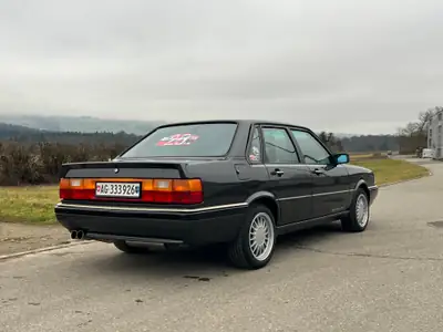 Audi 90 Quattro 2.2 — Berline sportive des années 80, traction intégrale fiable — vista posteriore