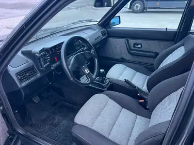 Audi 90 Quattro 2.2 — Berline sportive des années 80, traction intégrale fiable — Miniatura 11