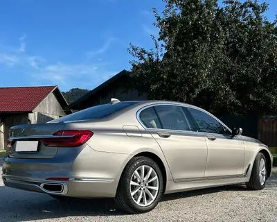 BMW 730d xDrive — Berline de prestige diesel, entretien gratuit jusqu'en 2027 — Heckansicht
