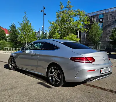 Mercedes-Benz C 180 AMG Line Coupé — Élégance sportive et efficacité énergétique — fianco