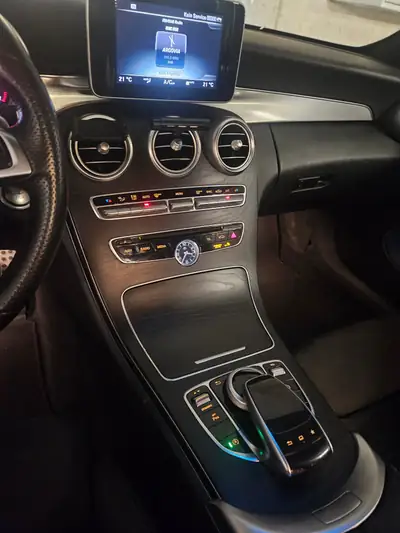 Mercedes-Benz C 180 AMG Line Coupé — Élégance sportive et efficacité énergétique — cruscotto