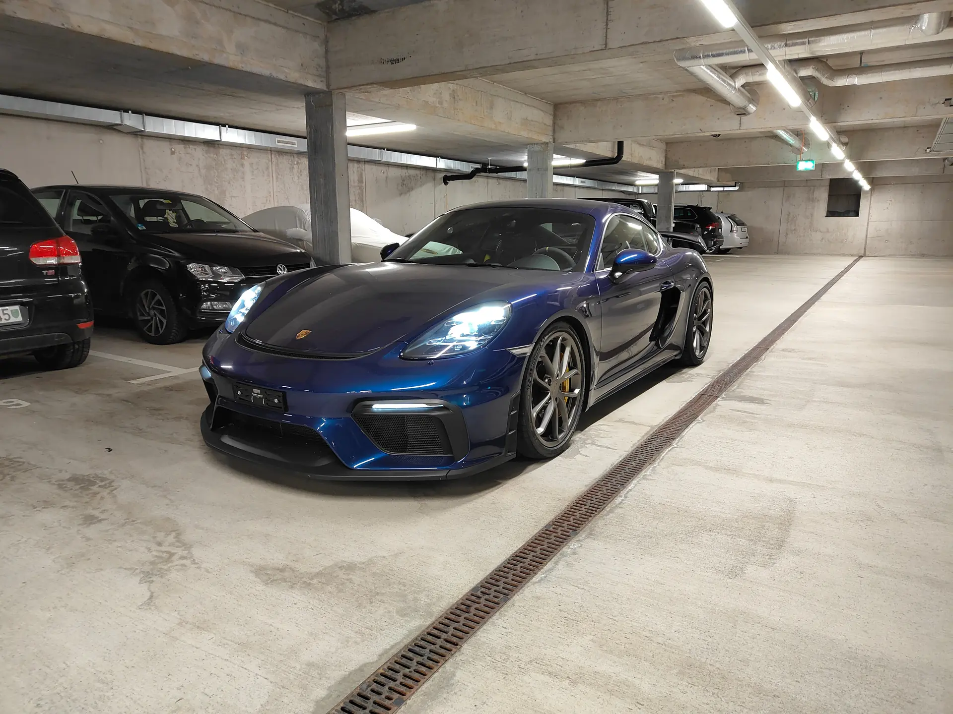 Porsche 718 Cayman GT4 — Coupé sportif 420 ch, boîte manuelle, 41 500 km