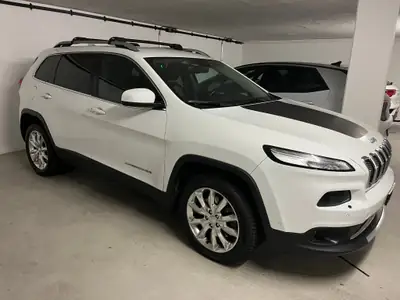Jeep Cherokee 2.2 TD Limited AWD — SUV robuste, moteur diesel performant, 70 000 km — exterior view