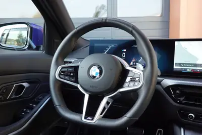 BMW 330i Touring xDrive M Sport — Break sportif, 8 790 km, technologie premium — Miniature 12
