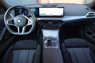 BMW 330i Touring xDrive M Sport — Break sportif, 8 790 km, technologie premium — Miniature 11