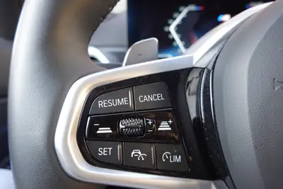 BMW 330i Touring xDrive M Sport — Break sportif, 8 790 km, technologie premium — Miniature 14