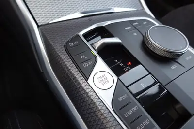 BMW 330i Touring xDrive M Sport — Break sportif, 8 790 km, technologie premium — Miniature 19