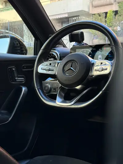 Mercedes-Benz A 220 AMG Line — Berline compacte 4Matic, 190 ch et toit ouvrant — Miniature 11