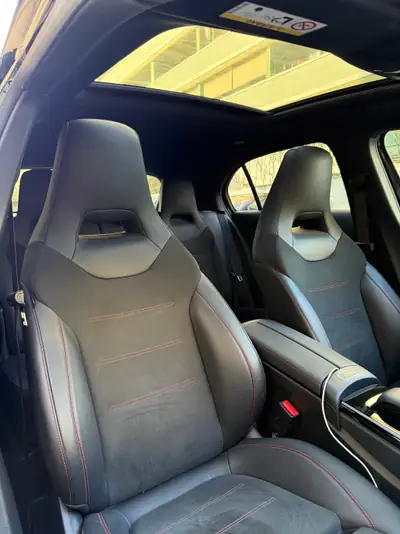 Mercedes-Benz A 220 AMG Line — Berline compacte 4Matic, 190 ch et toit ouvrant — Miniature 13
