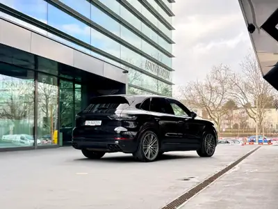 Porsche Cayenne Turbo 2019 — 550 ch, Tout-terrain haute performance — côté